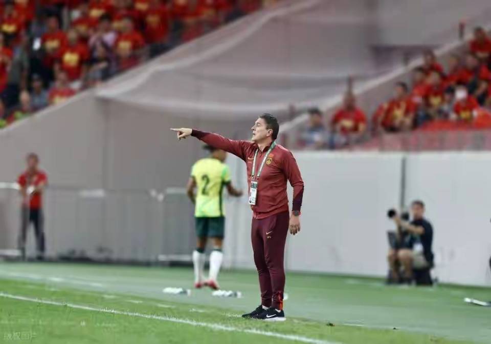 U23亚洲杯国足取得历史性突破，主帅安东尼奥却遭炮轰，换人莫名其妙，一人救了安东尼奥